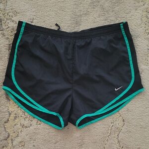Nike Black and Green Athletic Shorts Lightweight Design Size M
